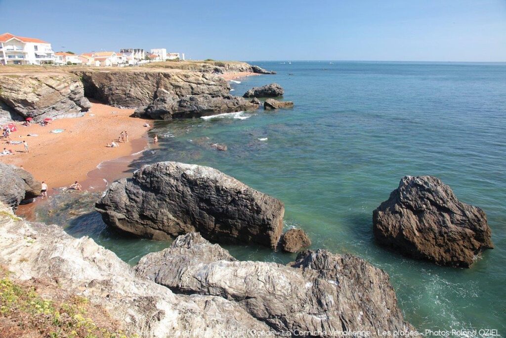Vue panoramique sur les rochers de la Corniche Vendéenne et une crique de sable à Saint-Hilaire-de-Riez.