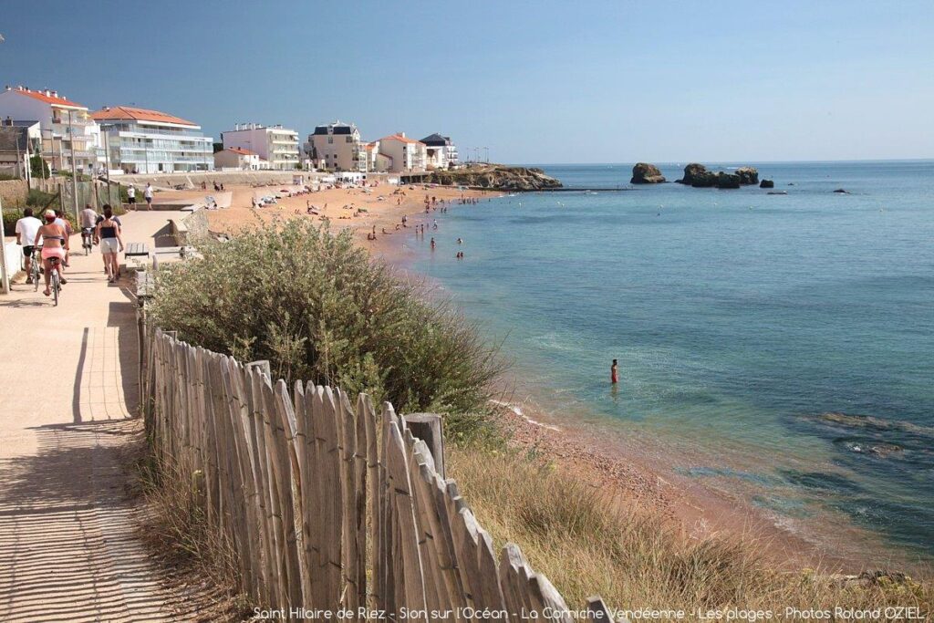 Promenade aménagée avec ganivelles en bois longeant la plage et l'océan à Saint-Hilaire-de-Riez.
