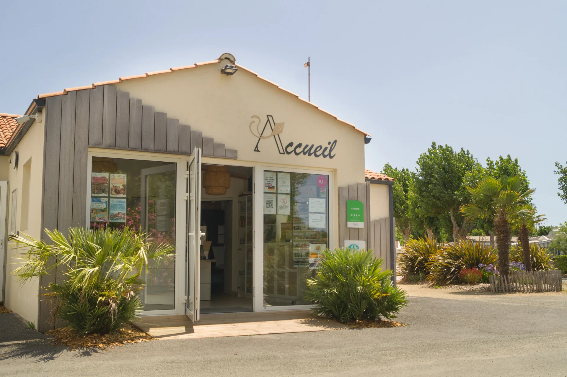 réception du camping 4 étoiles à saint hilaire de riez