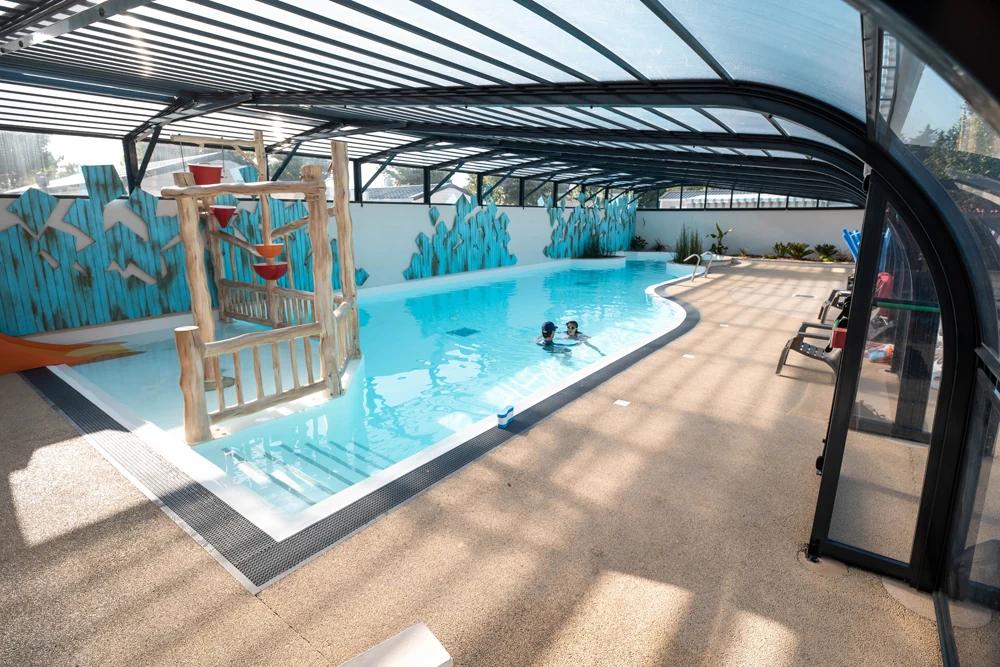 piscine couverte et chauffée camping 4 étoiles Vendée