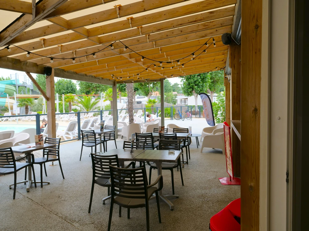 terrasse du snack bar du camping en Vendée
