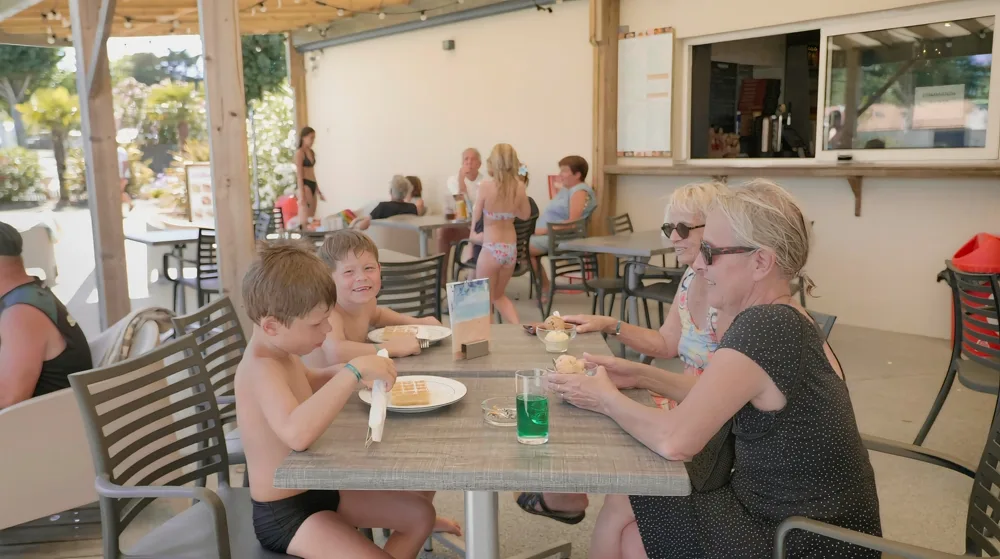 Family camping in Saint Hilaire de Riez with a snack bar