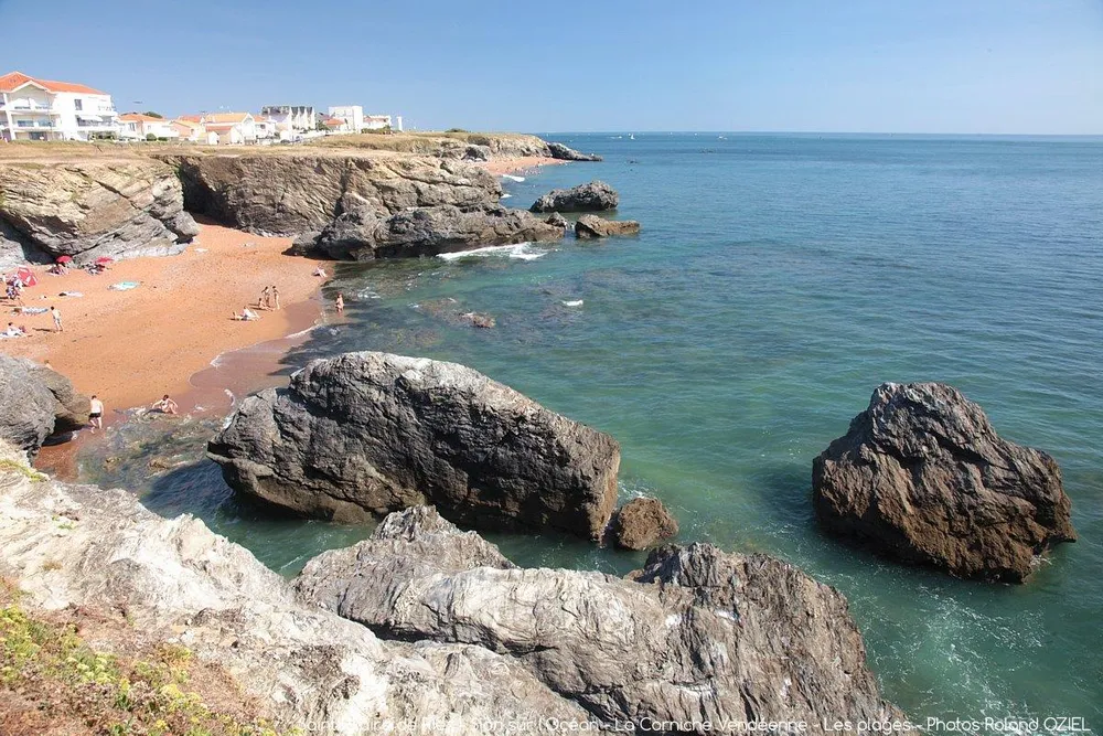 Balade sur la corniche ou la cote rocheuse en vendee