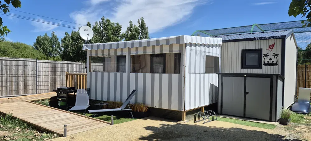 Mobil-home PMR avec terrasse couverte, rampe d'accès en bois et transats au Camping Les Alizés à Saint-Hilaire-de-Riez